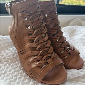Vince Camuto Tan Leather Ankle Booties size 7
